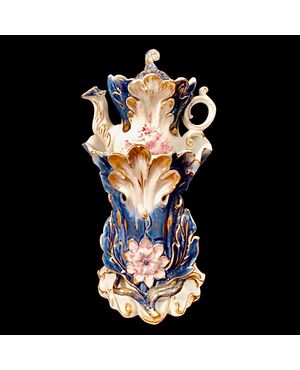 Veilleuse tisaniera in porcellana con lumeggiature in oro a decoro floreale e motivi vegetali e floreali in rilievo.Francia.