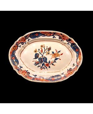Grande piatto ovale in maiolica con decoro stile Giappone,Imari,Manifattura di  Pasquale Rubati.Milano.