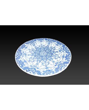 Grande piatto del 1800 in ceramica decorata blu su fondo bianco