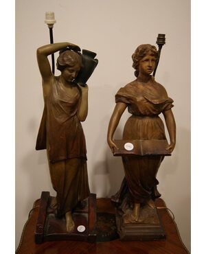 Coppia di antiche lampade francesi stile Liberty in terracotta raffiguranti dame di inizio 1900