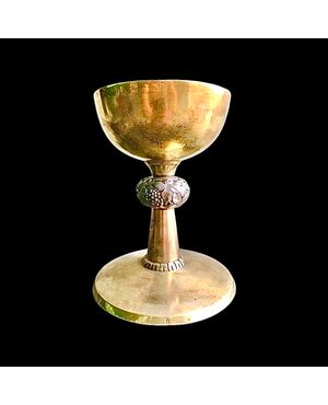 Calice in argento dorato (vermeille) con motivo a tralcio di vite sul fusto.Punzone Minerva.Francia.