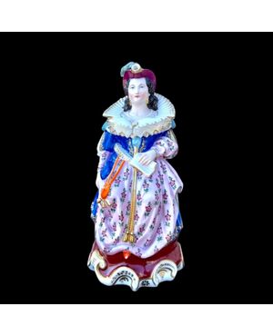 Tisaniera-veilleuse figurata con figura di dama seduta.Francia