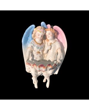 Acquasantiera policroma  in porcellana bisquit con coppia di  angeli.Francia.