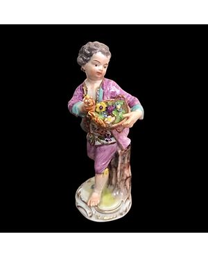 Figurina in porcellana di Meissen,bimbo con cesto di fiori.