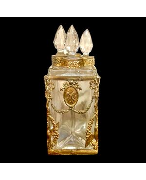 Portaprofumo in ottone e cristallo con motivi a festoni,vegetali e medaglioni con trofei.Francia.Periodo Impero.