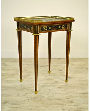 Elegante tavolino in legno, lacca a cineseria e applicazioni in bronzo dorato, Francia XIX secolo