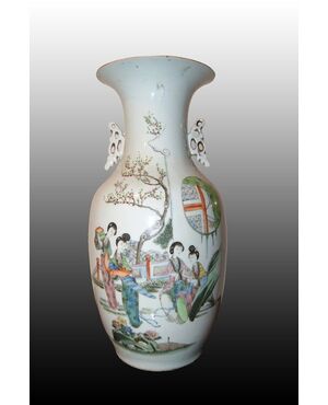 Vaso cinese del 1800 in porcellana bianca decorata con personaggi femminili