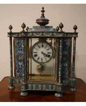 Antico orologio francese riccamente decorato con tecnica Cloisonné