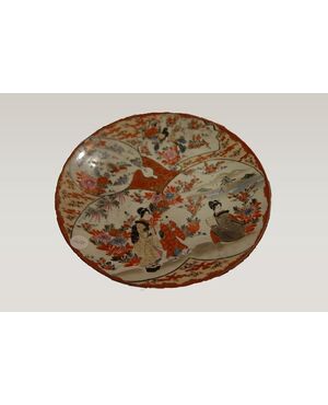 Piatto in porcellana orientale con decori e personaggi