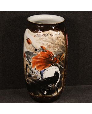 Vaso cinese in ceramica dipinta con guerriero a cavallo