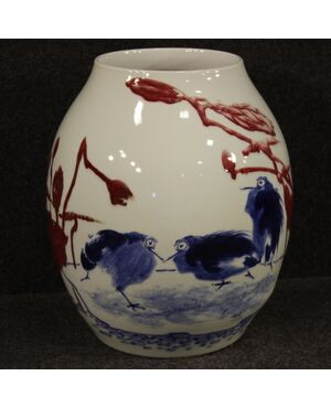 Vaso cinese in ceramica dipinta con decori floreali e animali 