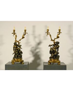 Coppia di candelieri in bronzo dorato e patinato raffiguranti baccanale di satiri, montati a lampada. Francia XIX secolo