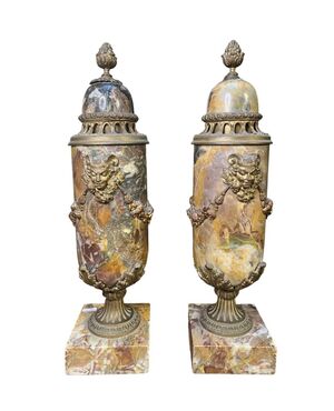 Coppia di vasi in marmo e bronzo