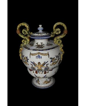 Grande vaso in ceramica francese di inizio 1900 con coperchio riccamente decorato