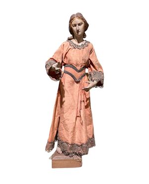 Statua in terracotta di figura femminile 