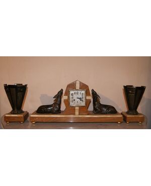 Antico tris composto da orologio e vasi in marmo stile Decò di inizio 1900