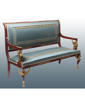 Meraviglioso divano francese in mogano stile Impero di metà 1800 con ricche applicazioni in bronzo