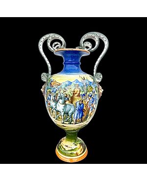 Grande vaso in maiolica con manici a forma di serpenti,mascheroni e decoro istoriato stile urbinate.Manifattura Molaroni,Pesaro.