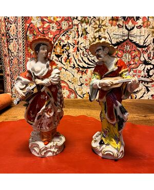 Coppia di figure in porcellana Meissen, raffiguranti due personaggi orientali del Malabar intenti nel suonare il liuto.  Epoca fine XIX secolo.
