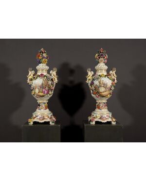 Coppia di vasi in porcellana policroma, Germania, XIX secolo 