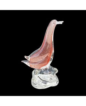 Uccellino in vetro pesante sommerso con inclusione a filigrana rossa.Murano.