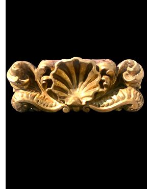 Mensola-applique in legno intagliato e foglia oro con decoro rocaille e conchiglia.