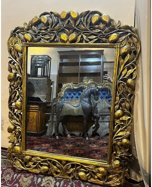 Specchiera del Sud America in oro zecchino intagliata a mano, epoca XIX secolo. Misure h 155 x  larg.115 cm.
