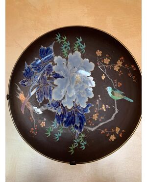 Grande piatti Giappone. Periodo Meiji ( 1868 -1912 ) fine XIX secolo. Porcellana invetriata, dipinta e parzialmente dorata. Cm 47 diametro. Marchio FUKAGAWA al centro della base.