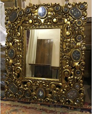 Specchiera in oro zecchino opaco con pietre dure. Epoca anni ‘50.