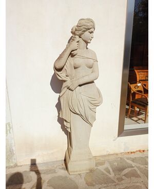 Statua/Colonna raffigurante figura femminile in pietra