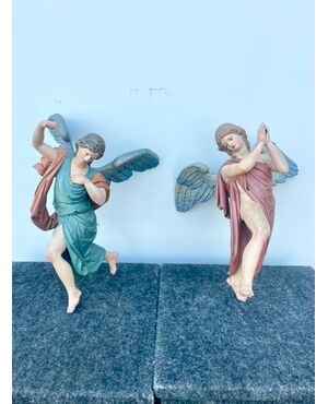 Coppia di angeli policromi a figura intera in legno scolpito e dipinto.Occhi in vetro.Liguria.