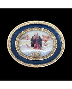 Dipinto su alabastro ovale con scena di Madonna con angeli e personaggi.Toscana.
