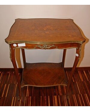 Antico tavolino francese del 1800 stile Luigi XV con bronzi a due piani