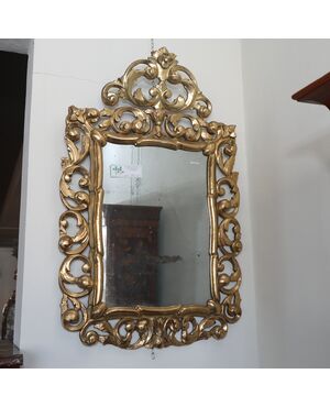 Specchiera rettangolare finemente intagliata in legno dorato