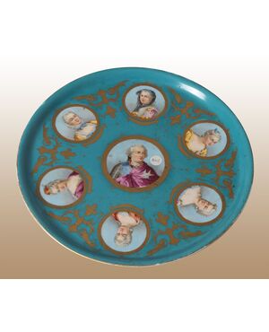 Grande piatto in porcellana di Sevres del 1800 decorato con personaggi su fondo azzurro 