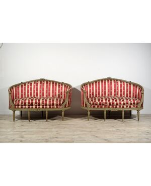 Coppia di divani a corbeille in legno intagliato e laccato, Francia, Epoca Luigi XVI, seconda metà del XVIII secolo 