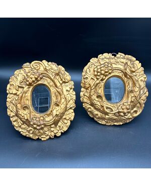 Rara coppia di cornici lignee scolpite e dorate - XVII secolo. 