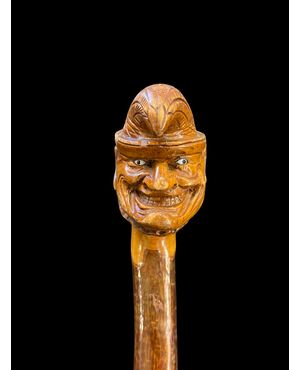 Bastone in pezzo unico in legno di betulla raffigurante un joker.Occhi in vetro.