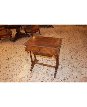 Tavolino da lavoro stile Carlo X del XIX secolo in legno di palissandro