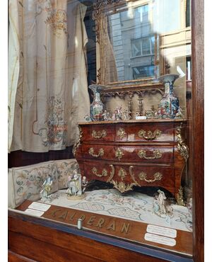 - Comó Luigi XV epoca XVIII secolo, Francia 1750. Pregiato legno bois de rose, piano in marmo sagomato, gambe arcuate e ricca applicazione in bronzo dorato.