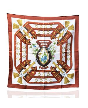 HERMES Foulard Vintage in Seta Col. Marrone <p style="text-align:left;">HERMES Silk scarf named 'Aux Champs', created by artist Cathy Latham, and first issued in 1970. 100% Silk. Hand rolled edges. Brown colorway. 'HERMES Paris' signature with copyright s