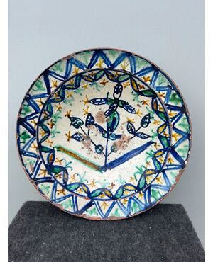 Piatto in ceramica ingobbiato a decoro ‘popolaresco’ con elementi vegetali stilizzati.Calabria 