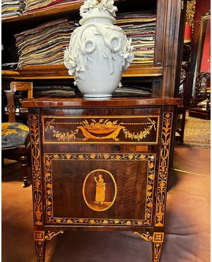 piccolo comodino “Bottega Maggiolini" in legno di palissandro finemente intarsiato. Epoca XVIII secolo.
