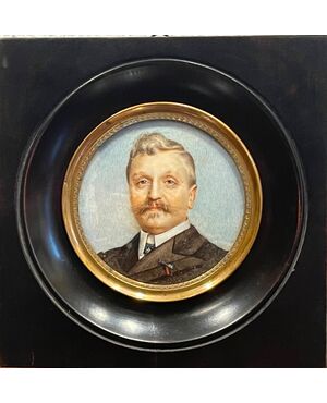 Miniatura a olio raffigurante volto maschile  con cornice lignea.