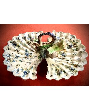Centrotavola in maiolica a forma di conchiglia bivalve con presa a drago e decoro a fiori e insetti.Angelo Minghetti,Bologna.