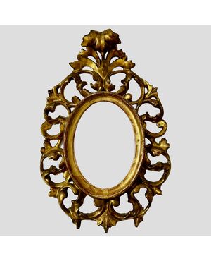 Cornice ovale in legno intagliato e dorato, Toscana XIX secolo. 