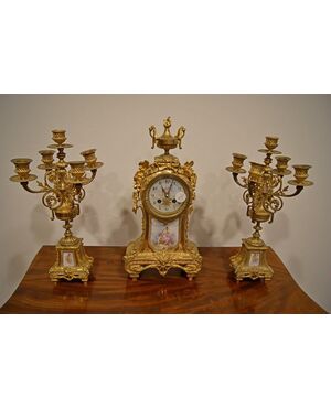 Tris composto da orologio e 2 candelabri a 5 fiamme in bronzo dorato francese del 1800