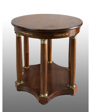 Tavolino Impero Francese in mogano con innesti di elementi in bronzo dorato. Periodo XIX secolo.