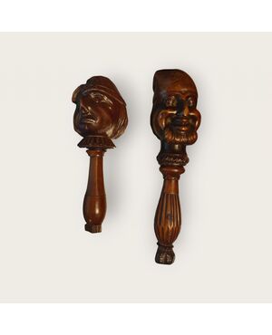 2 Schiaccianoci a vite figurati in legno XIX secolo 
