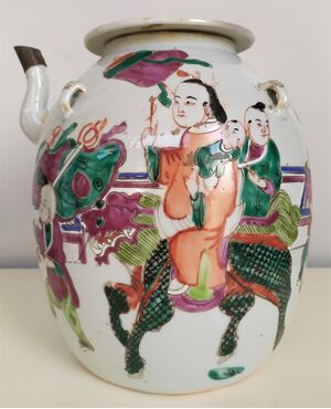 Versatoio in porcellana policroma - h 20 cm - Cina, periodo Jiaqing (1796-1820)